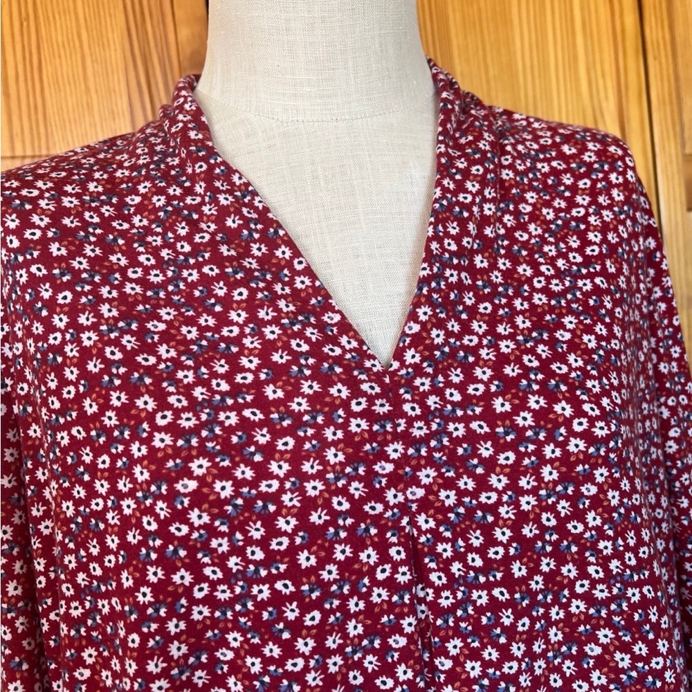 Weekend Susan Betro Large Floral Ditzy Print Bell Sleeve Vneck Shirt Feminine - Picture 3 of 16